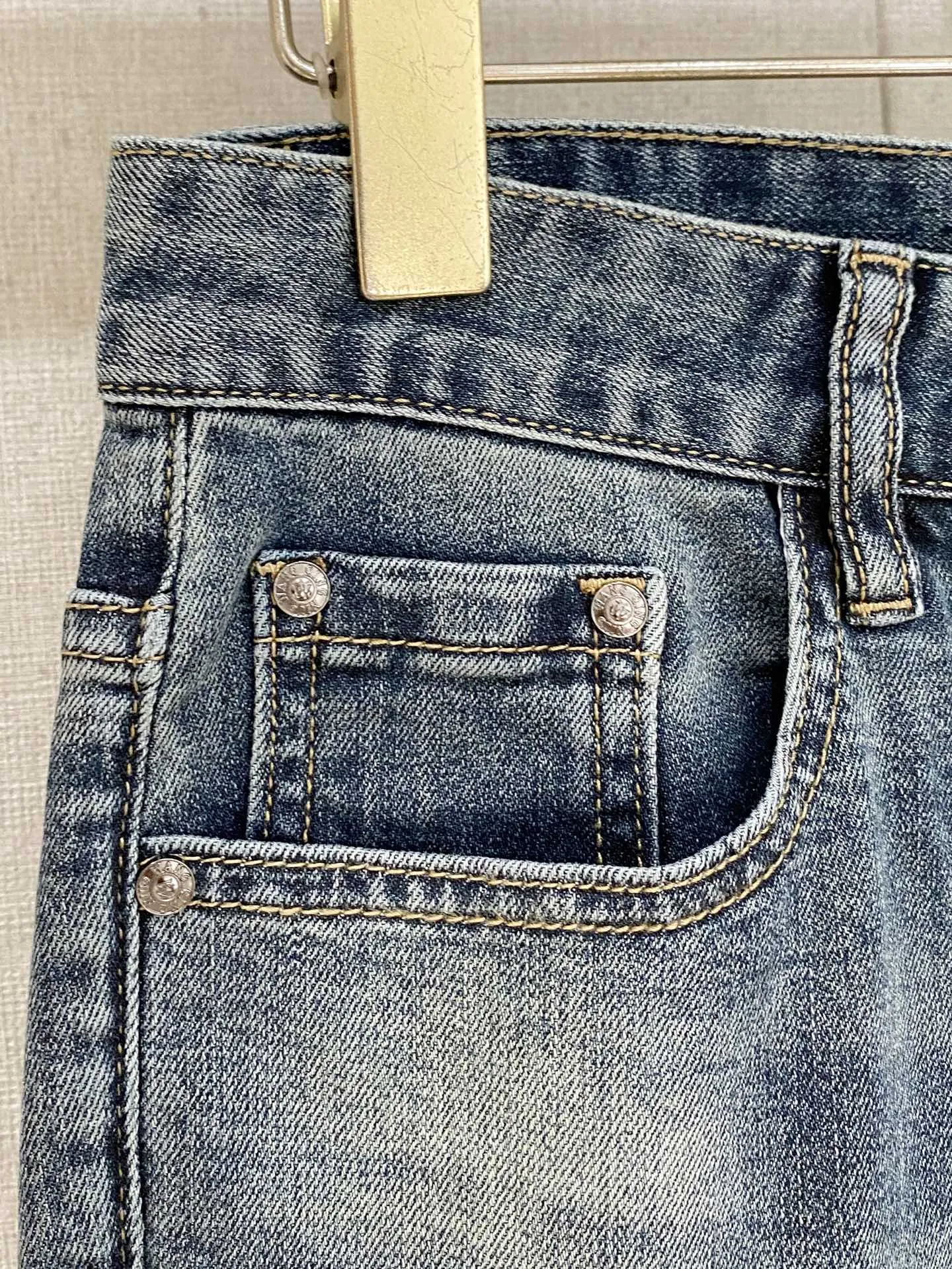 LP Nuoyoupanya 💎The latest 2026 summer ️ launches new men’s jeans! Heavy-duty washed denim fabric, customized fabric is softer and more comfortable than ordinary denim fabric! Ultra-heavy industrial washing process and dual-process washing. The entire pair of pants has a comfortable hand feel, and the level of fineness and breathable effect are top-notch. All hardware brand logos are custom-made, and the materials are selected with the best attributes. The elasticity of the fabric is very good and the comfort is great! The low-key design style is simple and elegant. The repurchase rate is extremely high 👍. Sizes: 28-36